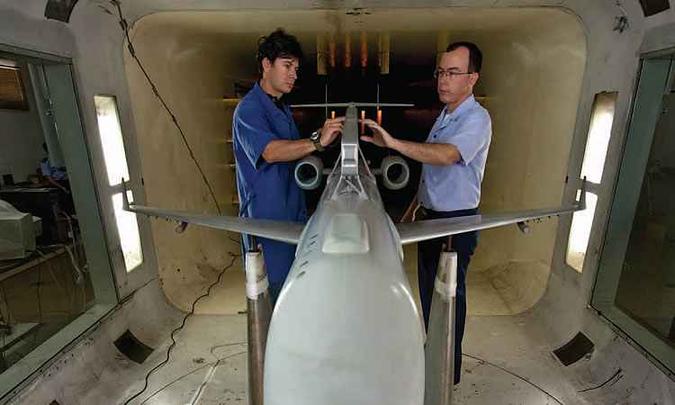 Engenheiros do ITA durante pesquisa em aerodinâmica.(foto: Agência FAB) Engenheiros do ITA durante pesquisa em aerodinâmica.(foto: Agência FAB)