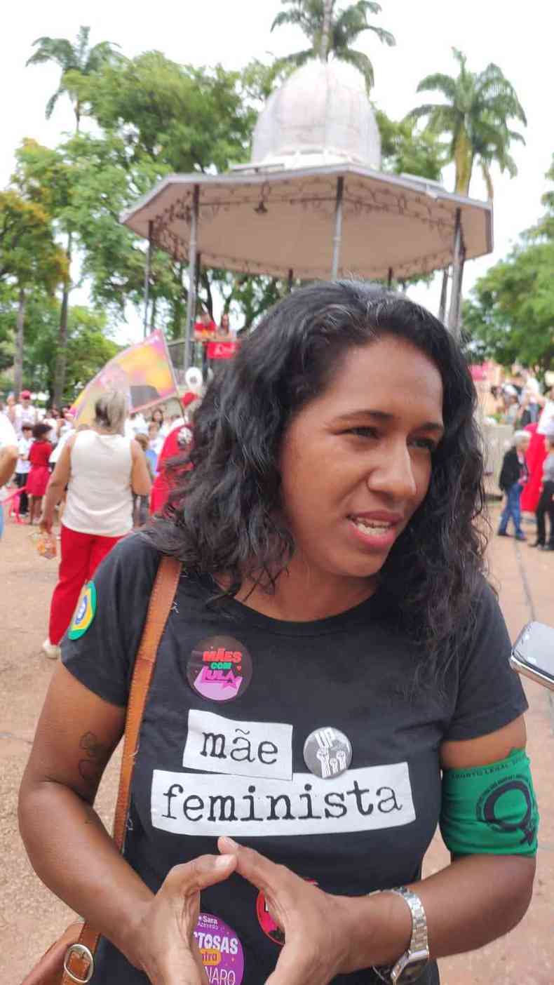 Indira Xavier com uma blusa preta escrita 'Me feminista'