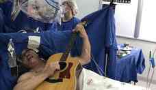 Paciente canta e toca violo durante cirurgia de retirada de tumor; entenda