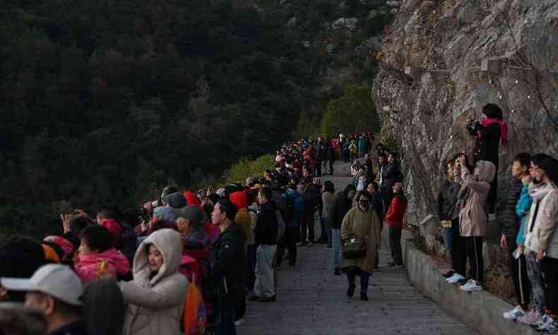 Centenas de pessoas diariamente lotam mirante de Xiapu(foto: HECTOR RETAMAL / AFP)