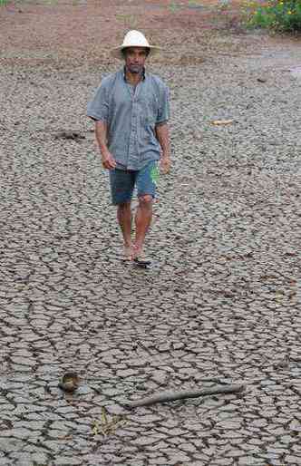 Evangelista de Andrade caminha pelo leito da lagoa que evaporou(foto: Jackson Romanelli/EM/DA Press)