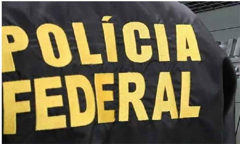 Os procurados foram deportados do estado da Louisiana, nos EUA(foto: Polícia Federal/Divulgação) Imagem de uma farda de um agente da Polícia Federal