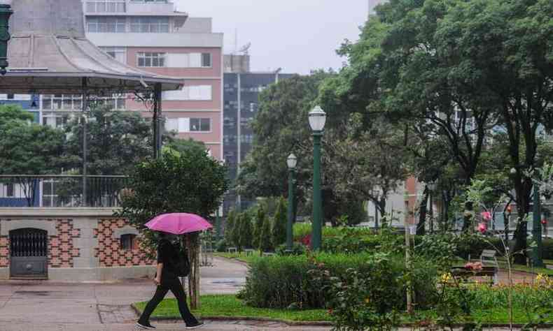 Cu encoberto com chuva nesta manh na Praa da Liberdade, na capital(foto: Leandro Couri/EM/D.A. Press)