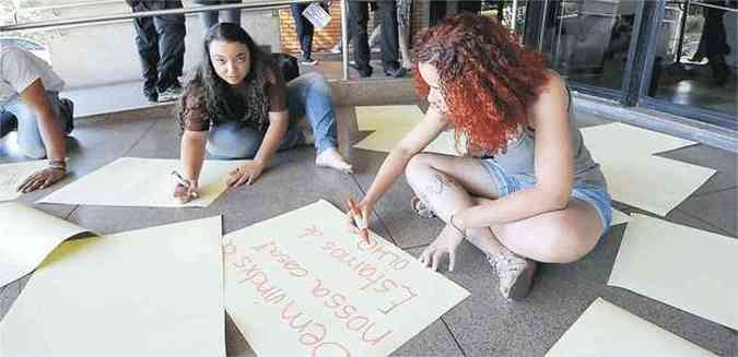 Ao chegarem  Cmara, jovens escrevem cartazes de protesto. Mais tarde, Iran Barbosa tenta dialogar com manifestantes (foto: Beto Magalhes/EM/D.A press)