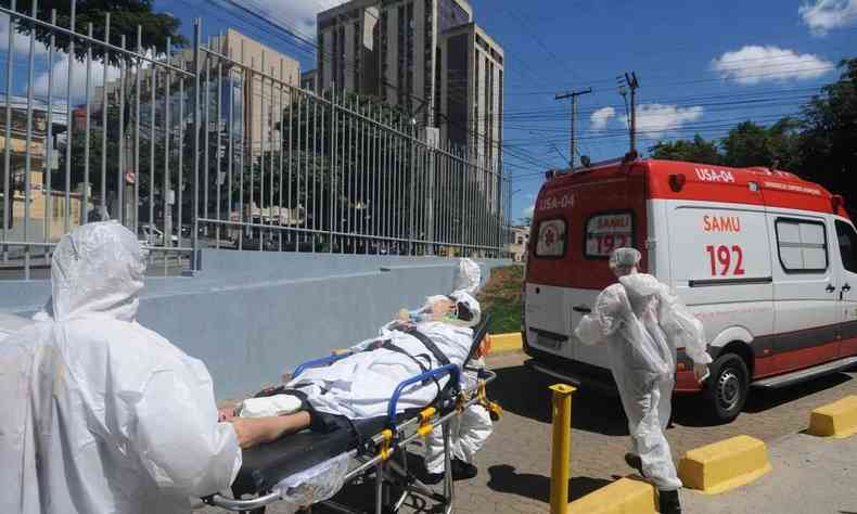 Equipe do SAMU transporta paciente para o Hospital do Barreiro