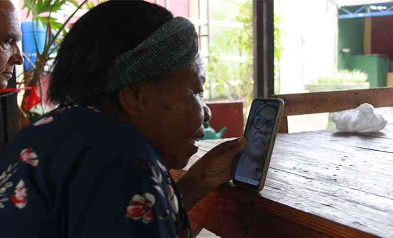 As visitas virtuais, como nesta chamada de vdeo, levam a alegria ao idosos isolados no Lar Bem Viver, de Coronel Fabriciano(foto: PMCF/Divulgao)
