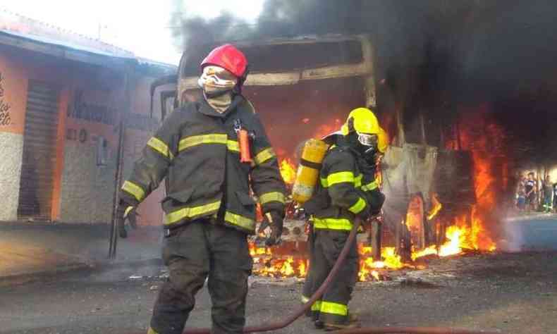 Bombeiros combatem incndio criminoso a coletivo no Bairro Jardim Primavera, em Uberaba(foto: Corpo de Bombeiros/Divulgao)