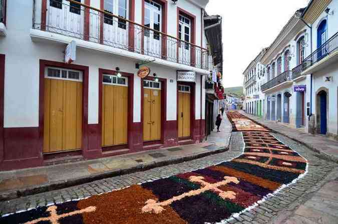 Tradies tapetes devocionais nas ruas histricas de Ouro preto(foto: Eduardo Tropia/EM/D.A Press)