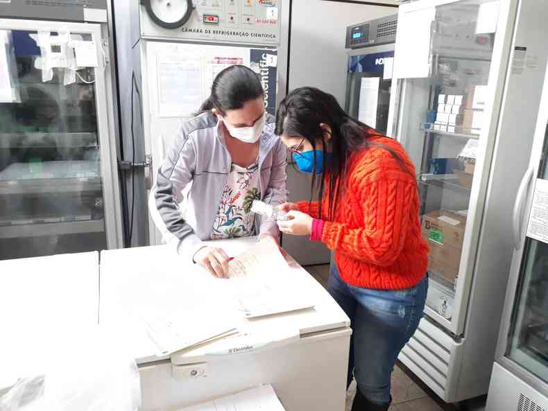 Novo lote de vacinas da Pfizer que chegou  Regional de Sade de Itabira foi distribudo a trs novas cidades: Baro de Cocais, Guanhes e Santa Brbara.(foto: Flvio A. R. Samuel/Divulgao)