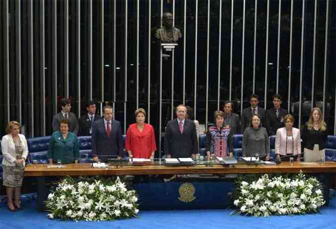 Em sesso solene do Congresso Nacional, a Comisso Parlamentar Mista de Inqurito da Violncia contra a Mulher entrega o relatrio final  presidenta da Repblica, Dilma Rousseff, e homenageia a Lei Maria da Penha(foto: Wilson Dias/ABR)