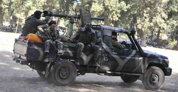 Militares do Mali em operao na cidade de Niono(foto: ISSOUF SANOGO / AFP)