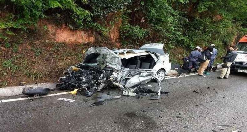 Acidente deixou quatro feridos na BR-381, em Ravena(foto: Corpo de Bombeiros/Divulgação) Acidente deixou quatro feridos na BR-381, em Ravena(foto: Corpo de Bombeiros/Divulgação)