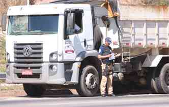 Fiscalizao da PRF na BR-381, em Betim(foto: Edsio Ferreira/EM/D.A/Press)