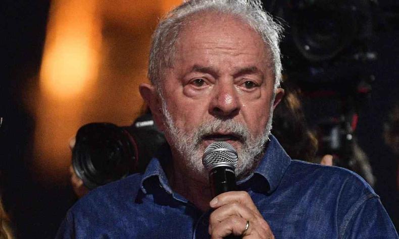 O presidente brasileiro eleito pelo PT, Luiz Incio Lula da Silva, discursa para simpatizantes na avenida Paulista aps vencer o segundo turno das eleies presidenciais, em So Paulo, Brasil, em 30 de outubro de 2022