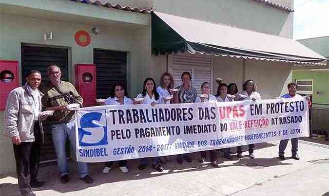 Grupo colocou faixas nas portas de unidades de sade e receberam marmitas(foto: Sindibel/Divulgao)