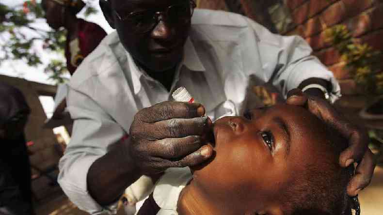 Menino sendo vacinado contra pólio