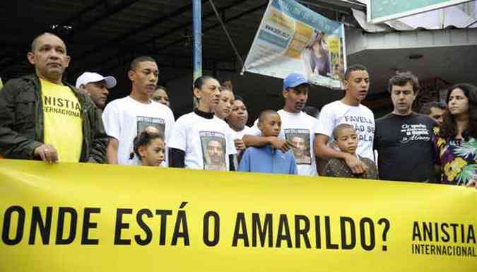 A mulher e os seis filhos do ajudante de pedreiro - Anderson, Emerson, Ana Beatriz, Amarildo, Allisson e Milena - participaram de ato promovido pela Anistia Internacional(foto: Tnia Rgo/ABr)