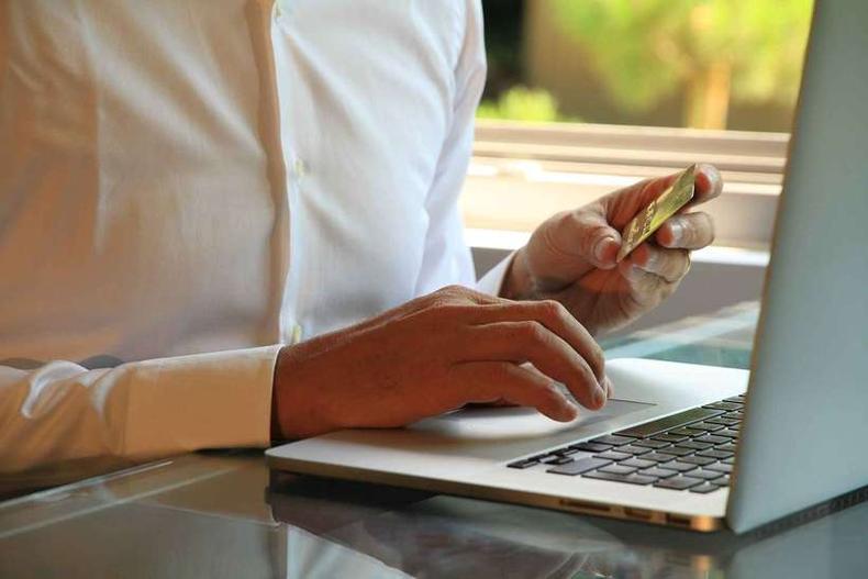 (foto: Pixabay) Homem fazendo compras on-line