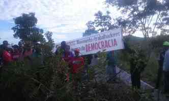 Manifestantes bloquearam a pista com galhos de rvores(foto: Polcia Militar/Divulgao)