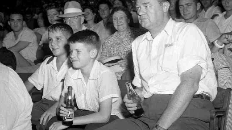 Crianca toma 7 Up em 1953