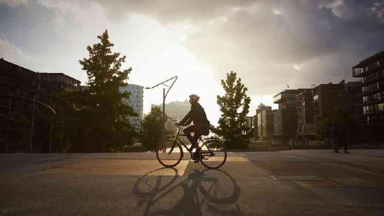 Homem andando de bicicleta