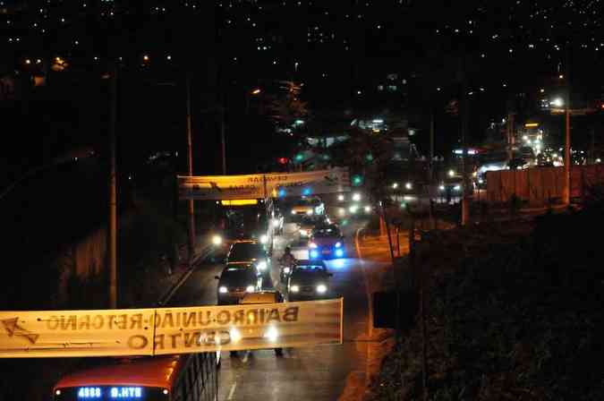 Grande nmero de veculos passaram pelo local, mas sem causar retenes(foto: Alexandre Guzanshe/EM/D.A Press)