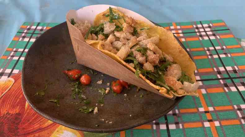 Taco Mineiro (Estácio de Sá) Tortilha de milho com chili de porco, aioli de requeijão e salsa, farofa de torresmo e crispy de couve