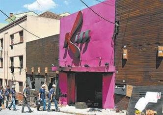 Boate Kiss: como pessoas tendem a sair por onde entraram, lugares com mais de um acesso s�o mais seguros(foto: RICARDO MORAES/REUTERS - 28/1/13)