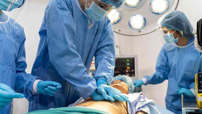 Um mdico realizando ressuscitao cardiopulmonar em um paciente