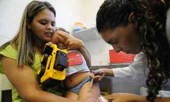 Marina de Souza Silva levou o filho de 2 anos para tomar a vacina pela primeira vez: crianas at 5 anos de idade esto no grupo prioritrio(foto: Beto Novaes/EM/D.A PRESS)
