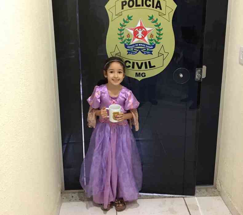 Criana vestida de princesa em delegacia