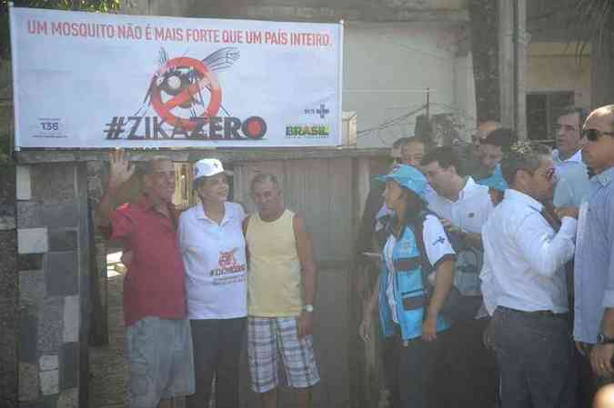 A presidente Dilma Rousseff participou neste sbado da campanha de combate aos focos do mosquito Aedes aegypti no Dia Nacional de Mobilizao Zika Zero, na comunidade Zeppelin, em Santa Cruz, zona oeste do Rio de Janeiro(foto: Fernando Frazo/Agncia Brasil)