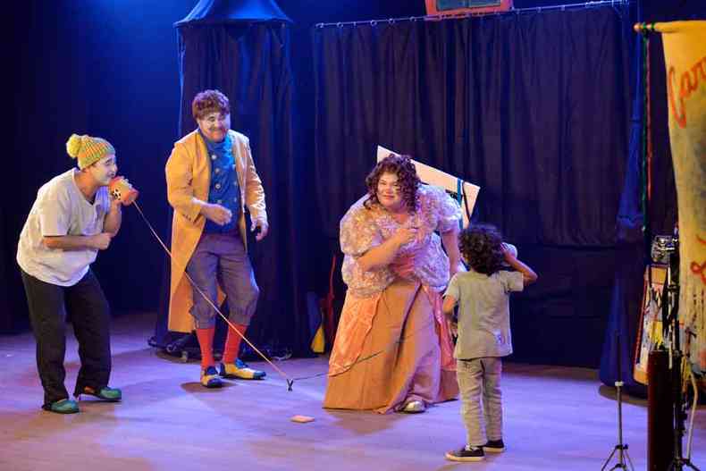 A Companhia Pontap resgata a tradio dos circos populares, das serestas e brincadeiras do interior(foto: Sarah Torres/Divulgao)