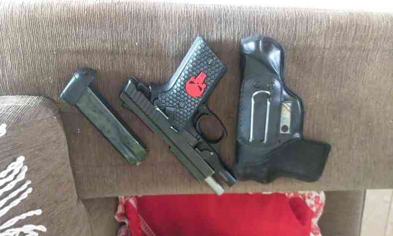 Armas apreendidas na casa do suspeito durante cumprimento de mandado de priso