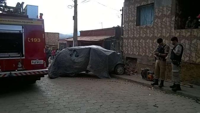 As vítimas ficaram presas às ferragens por causa do impacto da batida(foto: Corpo de Bombeiros/Divulgação) As vítimas ficaram presas às ferragens por causa do impacto da batida(foto: Corpo de Bombeiros/Divulgação)