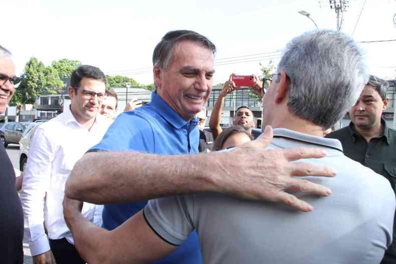 Bolsonaro abraça Zema durante encontro na Pampulha, neste sábado 