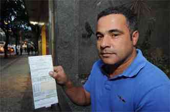 Motorista, Geraldo Marcelino paga, em mdia, R$ 115 por ms e vai tentar economizar (foto: Gladyston Rodrigues/EM/D.A Press)