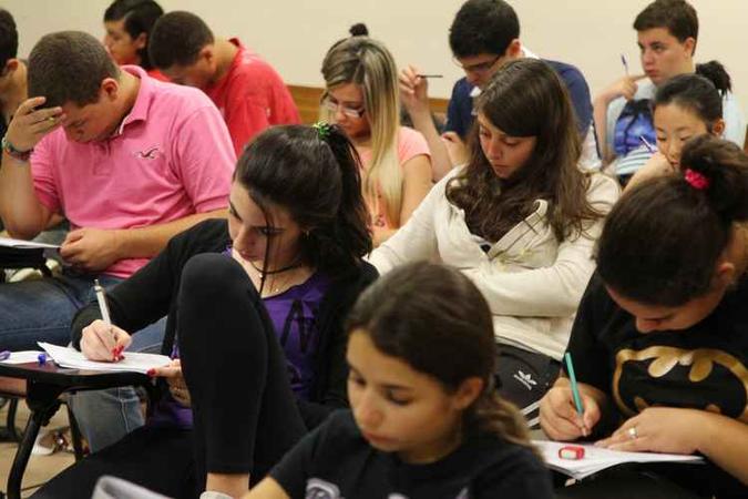 Tempo é fator crucial no exame; logo, é preciso priorizar a situação problema antes de uma segunda leitura do enunciado (foto: Marcos Santos/USP ) Tempo é fator crucial no exame; logo, é preciso priorizar a situação problema antes de uma segunda leitura do enunciado (foto: Marcos Santos/USP )