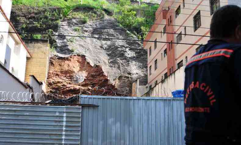 Parte do muro de conteno cedeu em obra de prdio no Novo So Lucas e deixou preocupados moradores vizinhos (foto: Alexandre Guzanshe/EM/D.A Press)