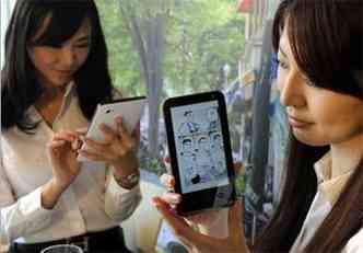 O leitor de livros digitais SH-O7C, criado pela empresa de eletrônicos japonesa Sharp, em 2011 (foto: AFP PHOTO / Yoshikazu TSUNO)