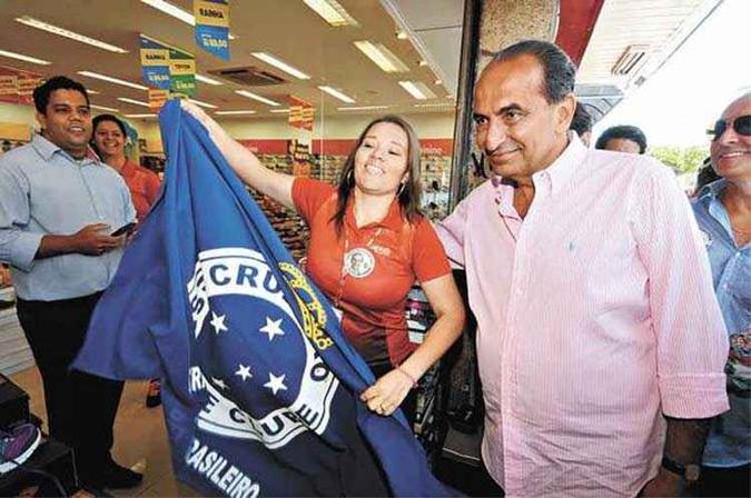 Kalil fez caminhada no Bairro Betânia, conversou com moradores e tirou foto ao lado da bandeira do Cruzeiro(foto: Euler Jr.?EM/D.A Press) Kalil fez caminhada no Bairro Betânia, conversou com moradores e tirou foto ao lado da bandeira do Cruzeiro(foto: Euler Jr.?EM/D.A Press)