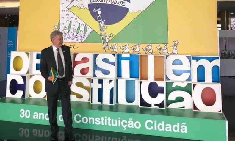 O ex-deputado Ronaldo Carvalho diante de painel colorido alusivo aos 30 anos da Constituio brasileira 
