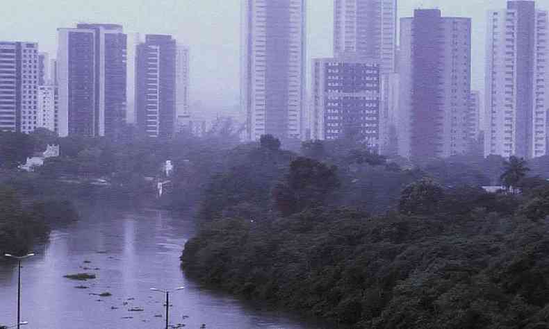 Prdios e o Rio Capibaribe em cena do filme 'Recife frio' (2009), de Kleber Mendona Filho 