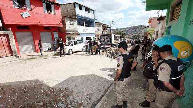 A Rua onde aconteceu o crime foi interditada para o trabalho da percia(foto: Edsio Ferreira/EM/D.A.Press)