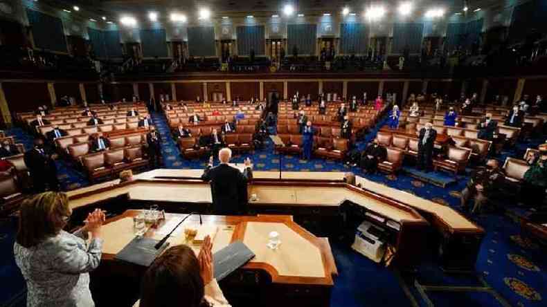 Biden em discurso ao Congresso na quarta-feira (28/4); no legislativo, os democratas contam com margem pequena(foto: Melina Mara/REUTERS)