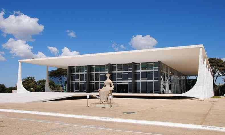 Esttua da Justia em frente do prdio do Supremo Tribunal Federal