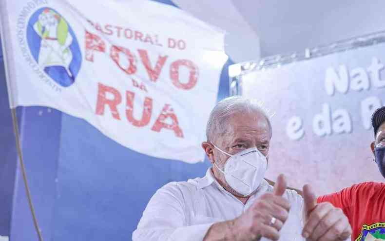 Ex-presidente faz 'joinha' com as mos
