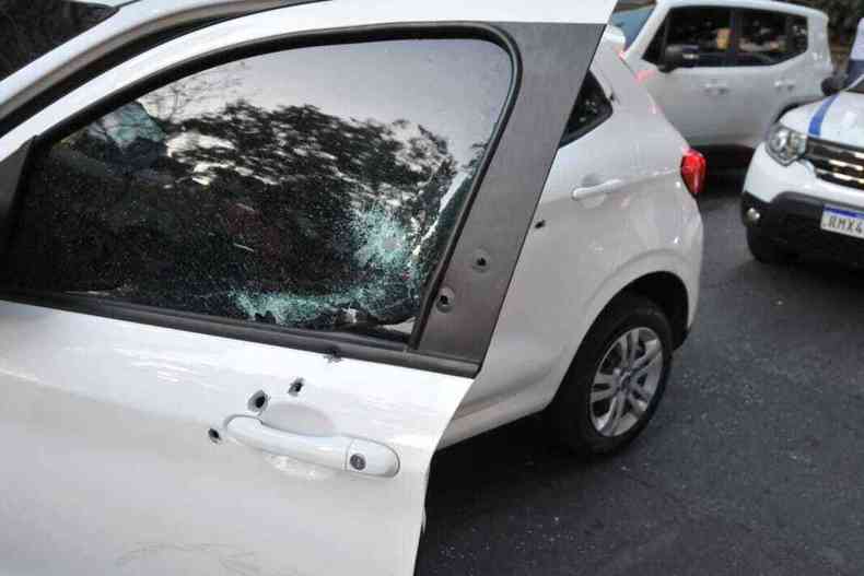 Foto da porta do carro atingida com tiros 