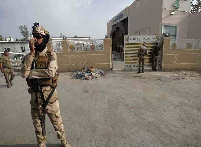 Soldado do Exrcito guarda entrada do hospital incendiado no Iraque(foto: AHMAD AL-RUBAYE / AFP)