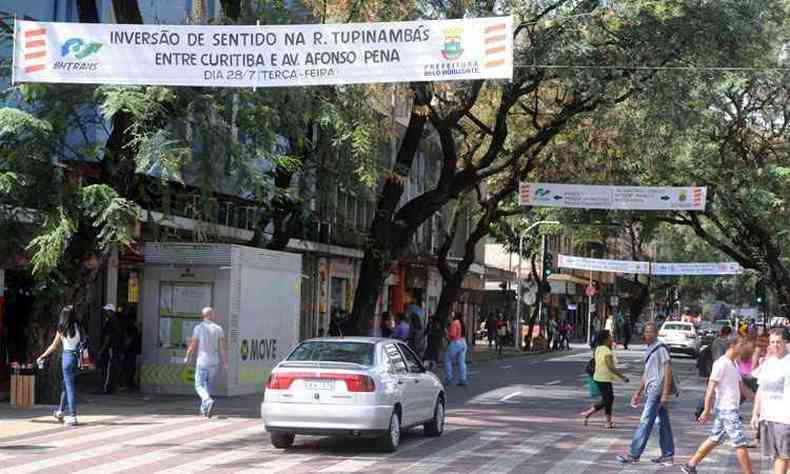 Faixas avisam sobre alteraes do Mobicentro: prioridade para pedestres(foto: Leandro Couri/EM/D.A Press)